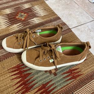 CARIUMA Camel Suede Low Top Sneakers